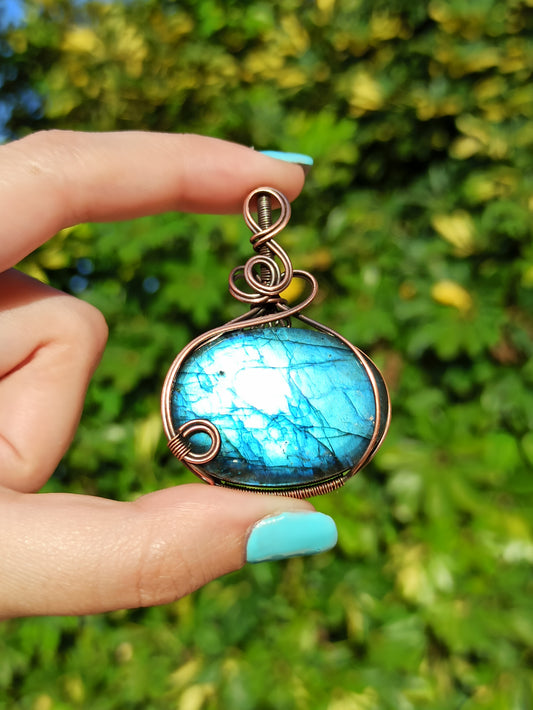 Pendentif enveloppé de fil de Labradorite bleue