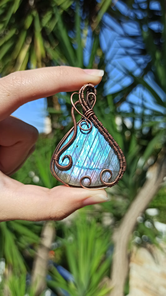 Pendentif enveloppé de fil de labradorite bleu-violet