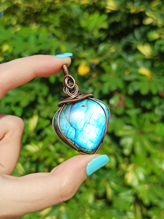 Pendentif enveloppé de fil de Labradorite bleue