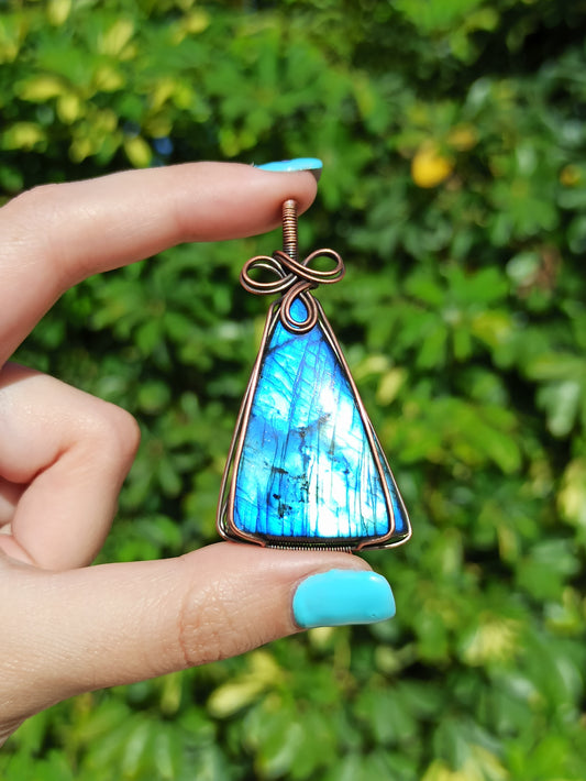 Pendentif enveloppé de fil de Labradorite bleue