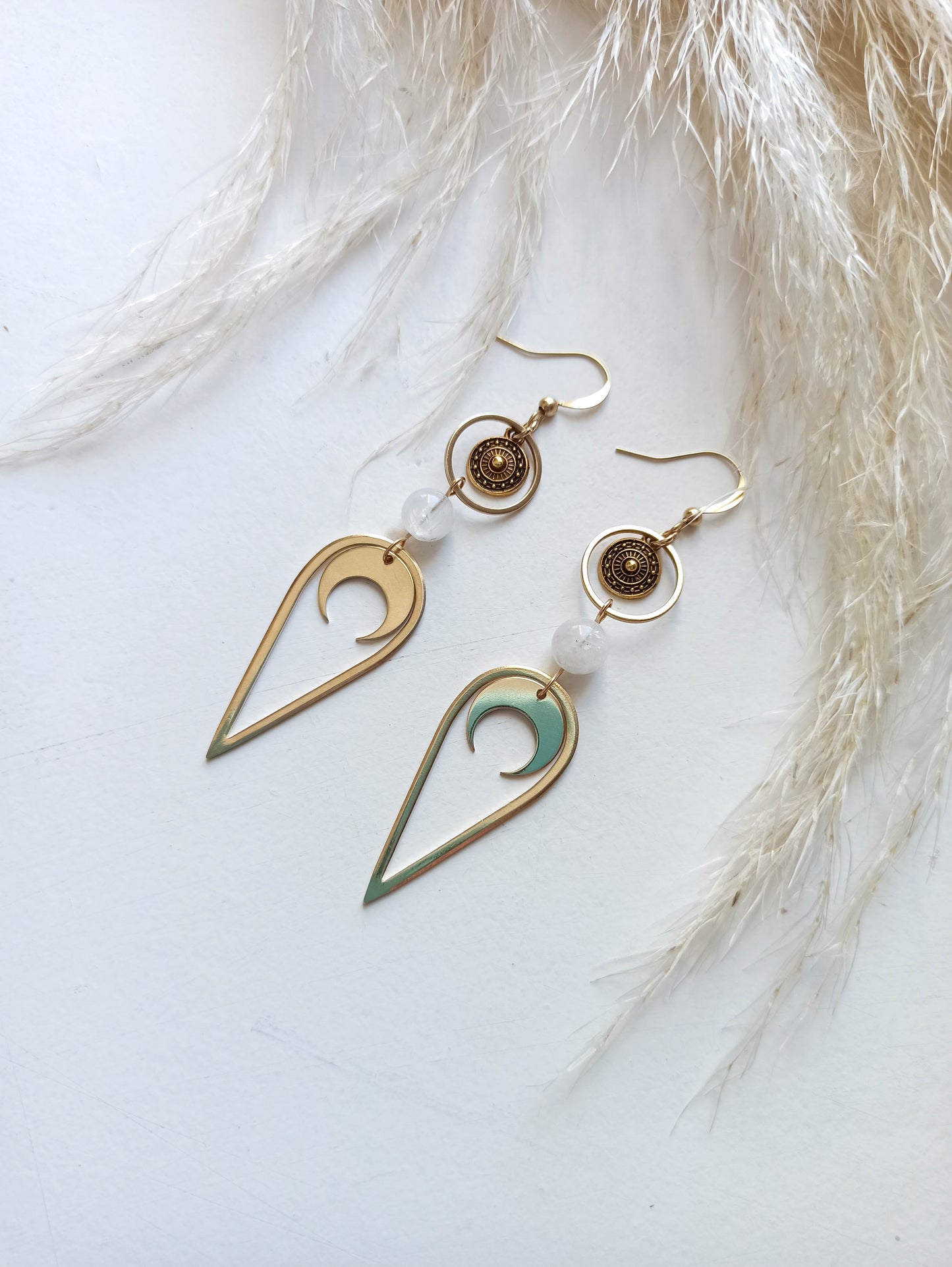 Boucles d'oreilles géométriques en laiton et pierre de lune