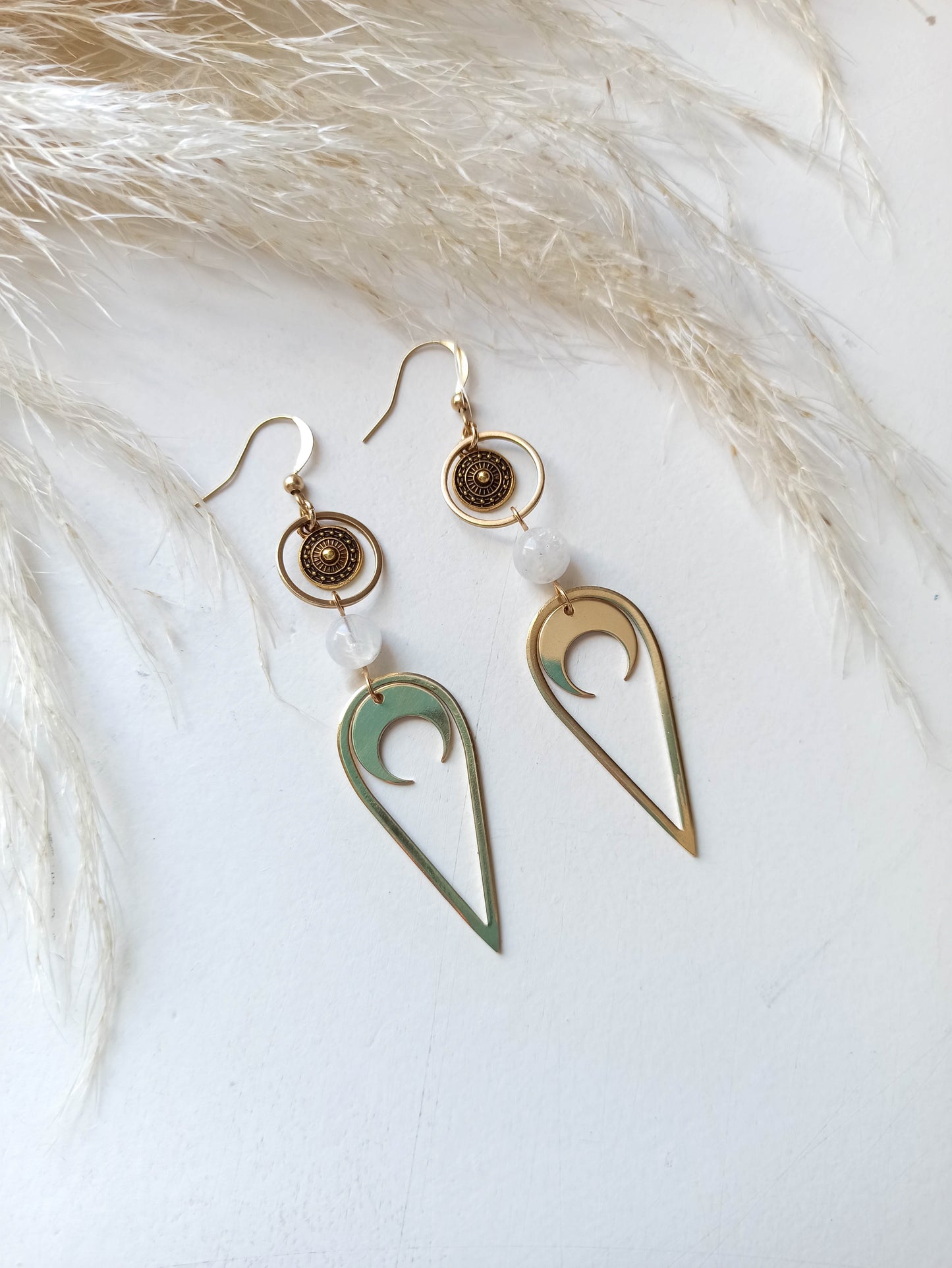 Boucles d'oreilles géométriques en laiton et pierre de lune