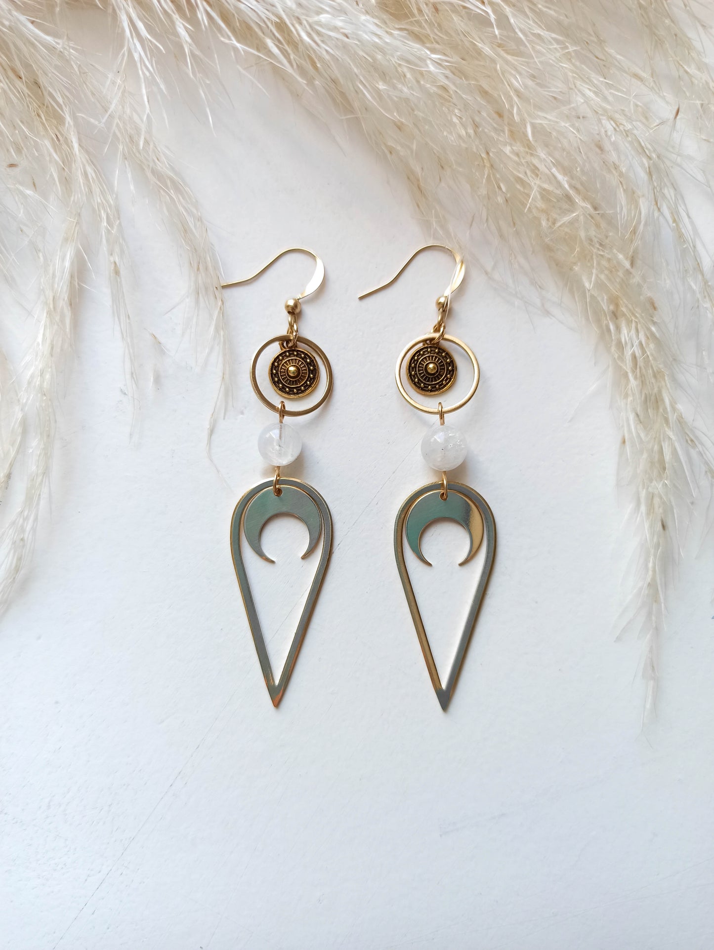 Boucles d'oreilles géométriques en laiton et pierre de lune