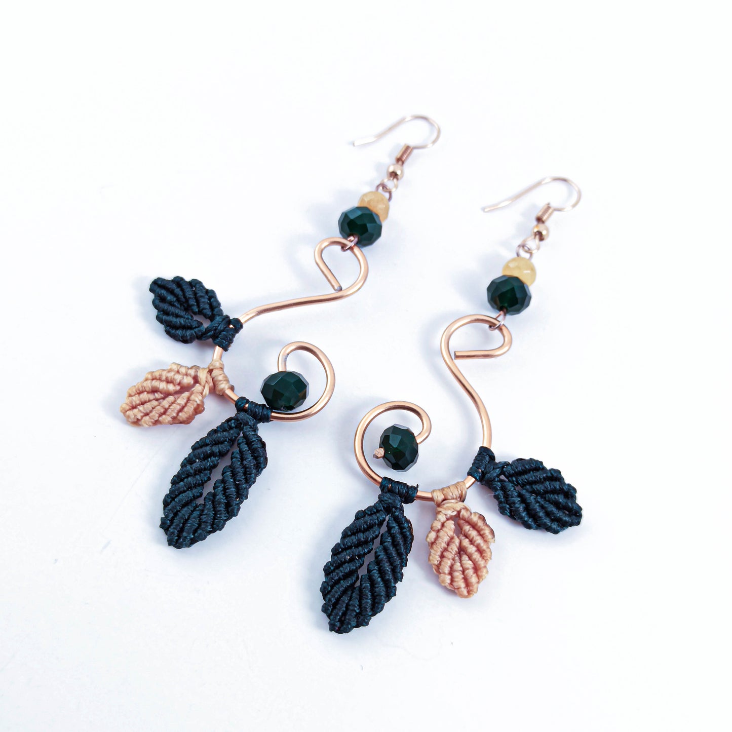 Boucles d'oreilles longues en or rose avec des feuilles de macramé vert foncé