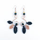 Boucles d'oreilles longues en or rose avec des feuilles de macramé vert foncé