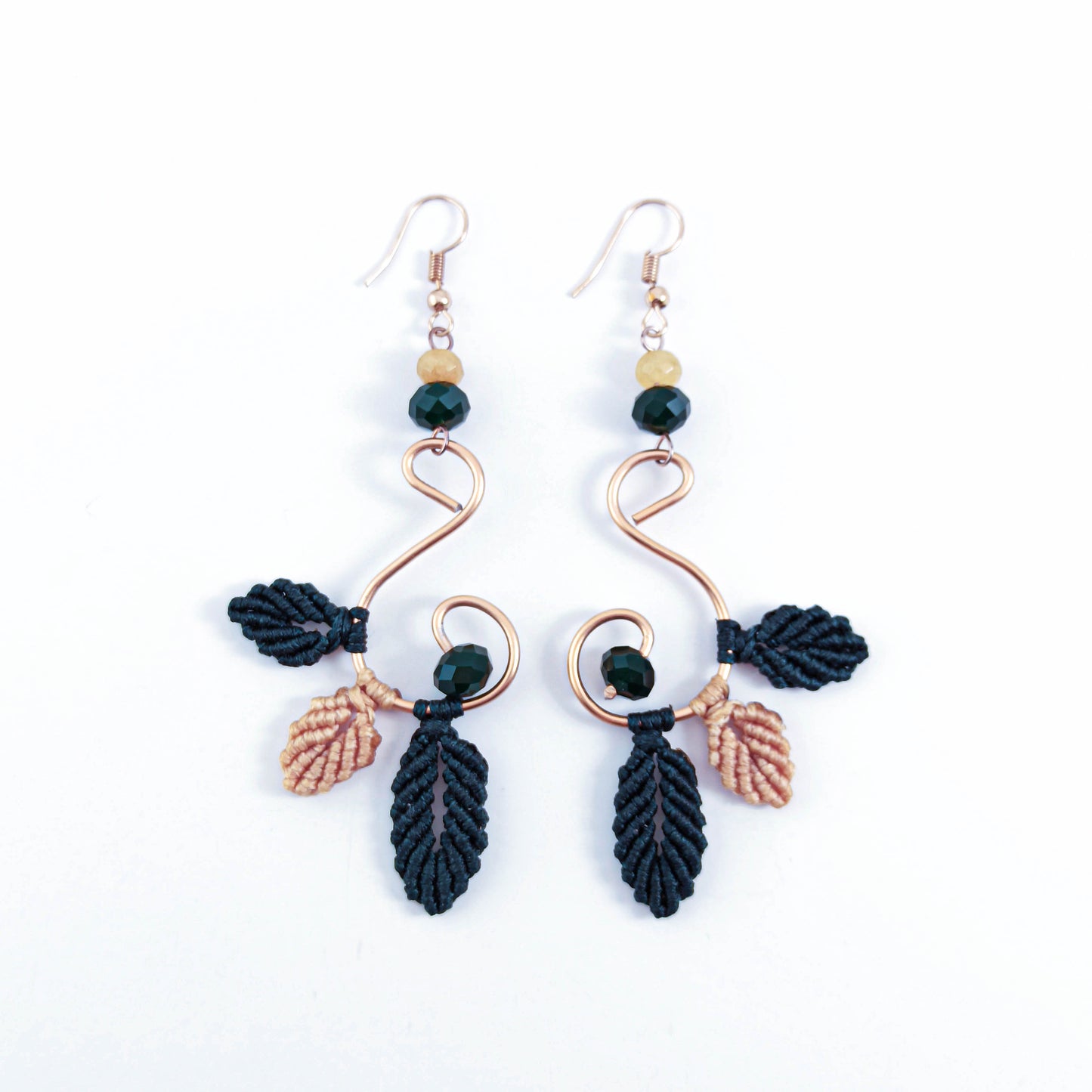 Boucles d'oreilles longues en or rose avec des feuilles de macramé vert foncé