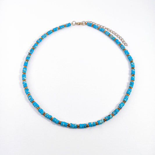 Collier de perles turquoise avec détails dorés