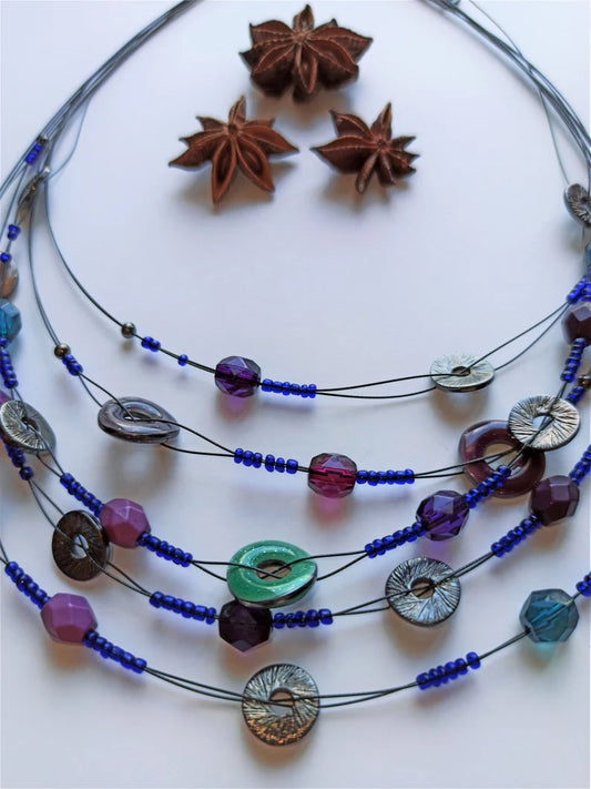 Collier de perles unique avec des tons violet bleu électrique